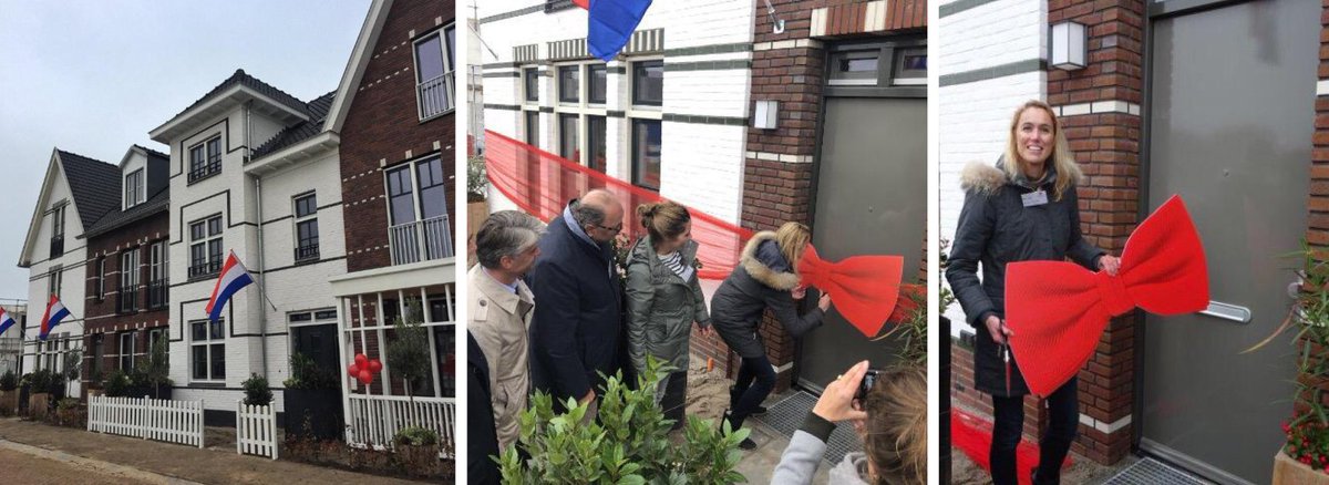 Enthousiaste eerste bewoners Weespersluis nemen sleutel in ontvangst. am.nl/oplevering-eer……/