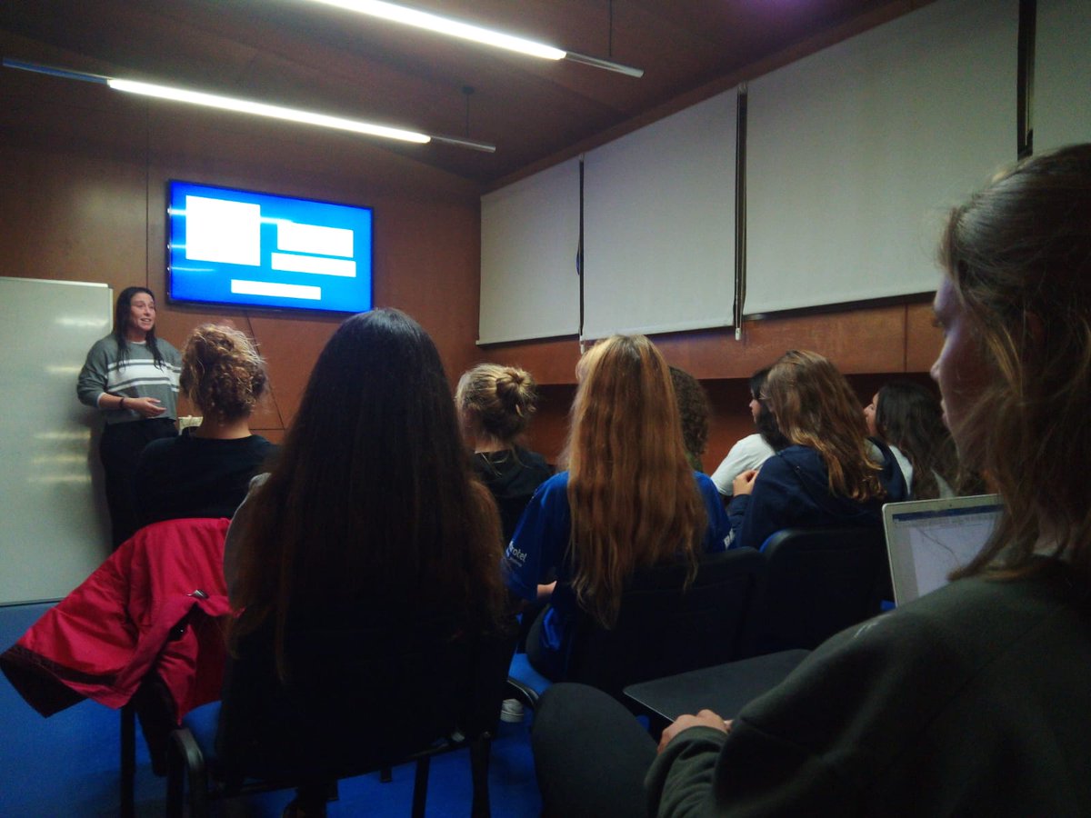 ClaseEurope's tweet photo. VELA FEMENINA #PNTD la medallista olímpica @TEchegoyen #FormerEuropeSailor Imparte una clase magistral a nuestras regatistas #CEARSantander @oficial_rfev https://t.co/sH7fpL23eb