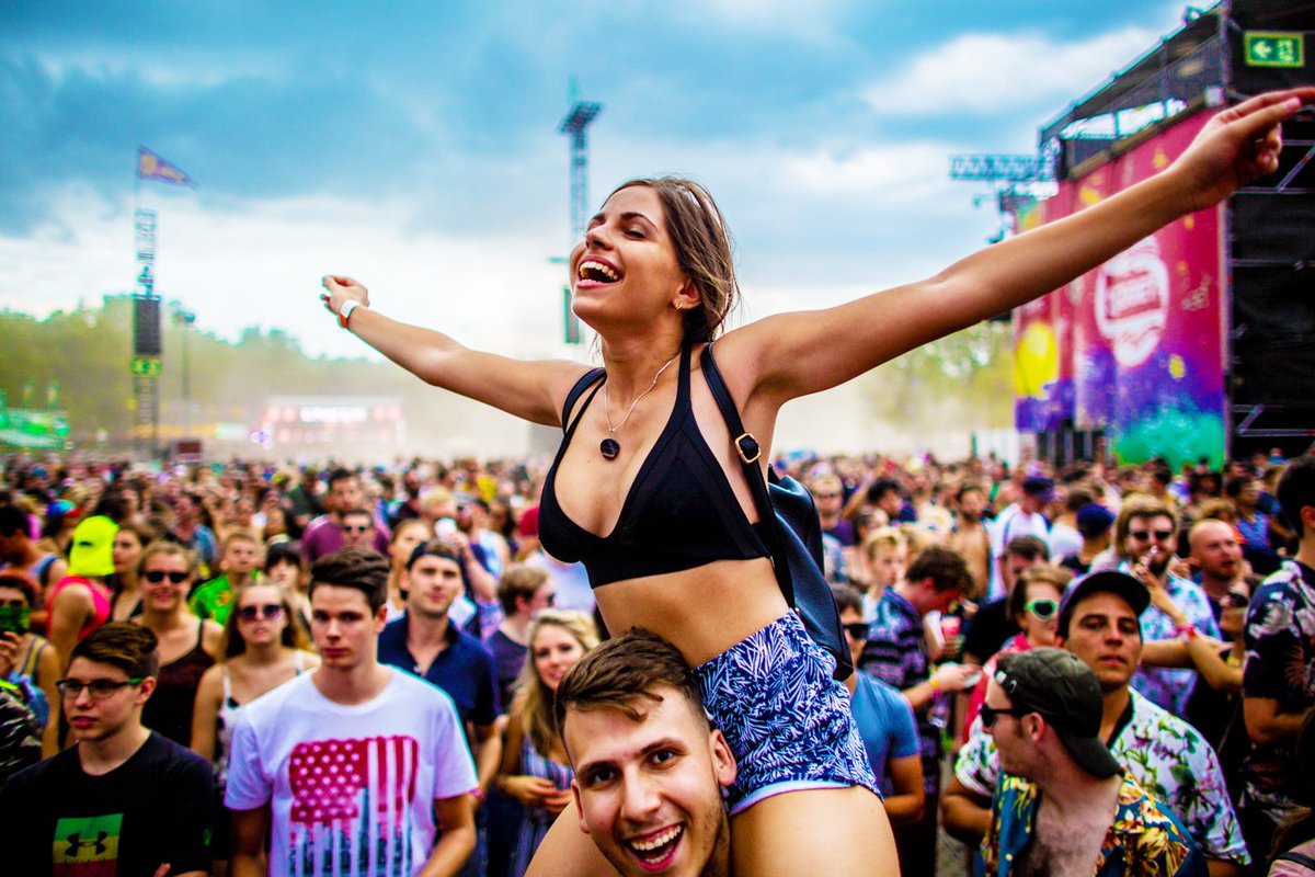 SzigetOficialES's tweet photo. ¡Echamos de menos a nuestros #sziudadanos! #Sziget2018 terminó hace 100 días y recordamos mucho esa semana de #LoveRevolution 💖. ¿Cuál fue tu #concierto favorito?
📸 @rockstarphotographers https://t.co/ED1CQgIfuH