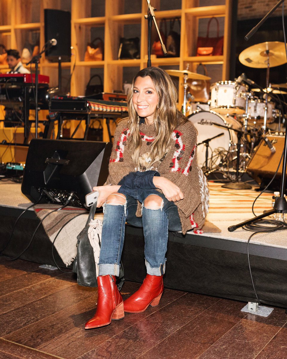 dallasshaw's tweet photo. { @thefryecompany just sent me this pic from last night’s #fryedays event in Nash. This location is so supportive of creatives and artists. 🤠 They continue to pack the house with good chill vibes, making me a frye girl for liiiiife ✌🏼} https://t.co/WjNG7jNceo