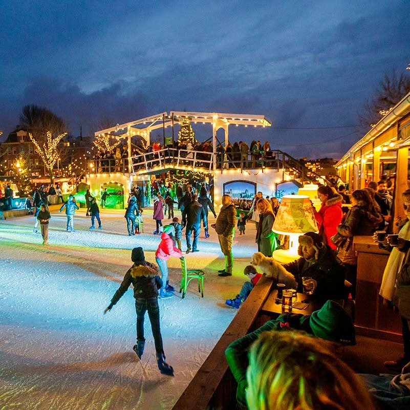 Tomorrow (17 November), the ice skating rink will open again at the Museum Square in Amsterdam!️⛸️ The perfect get-away for a romantic day together.