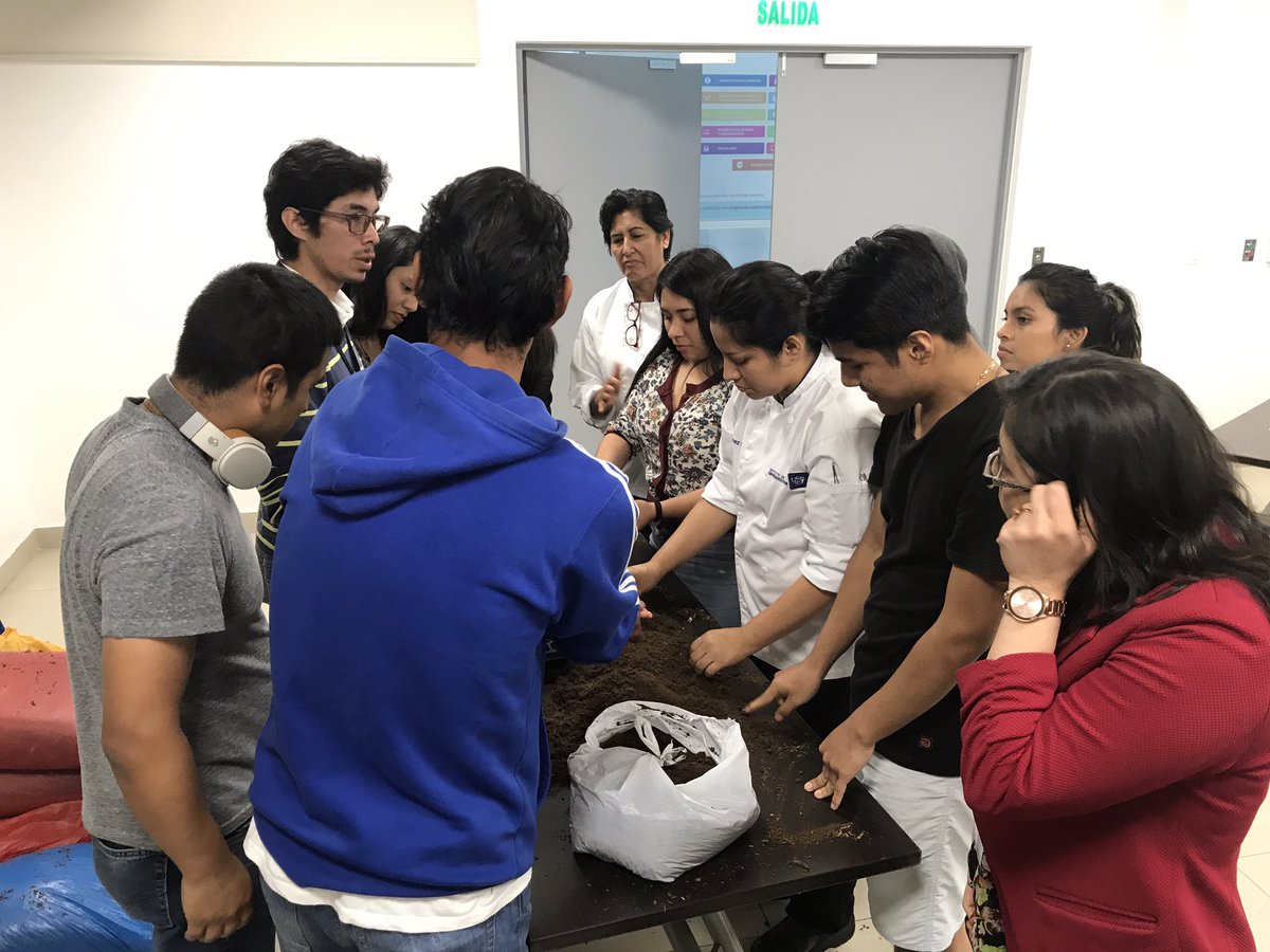 i_emprendedores's tweet photo. Fernando Aguilar, ingeniero agrónomo, lidera el taller de producción de biohuertos en el marco del proyecto #HealthyTeacher. #Biohuertos #ModoUSIL #IEUSIL https://t.co/hRcAcmL1Ze