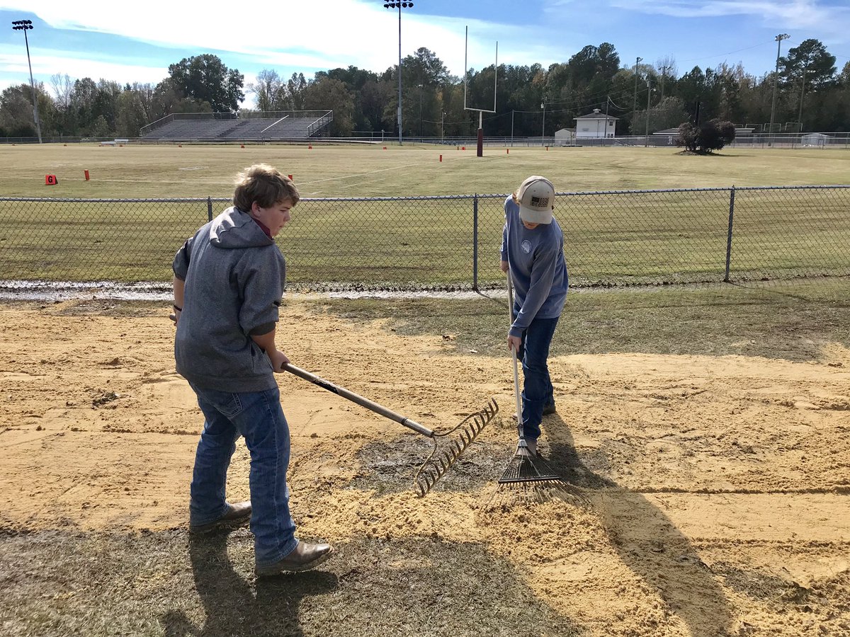 BrianAldridge's tweet photo. Amazed at how many Jr High boys wanted to help get things dry for the game tonight. Theyβre already investing! I What a great work ethic! The future is bright in Houston! #TopperFamily π―π―ππππ @jcountry55 https://t.co/3l4F4tlCo4