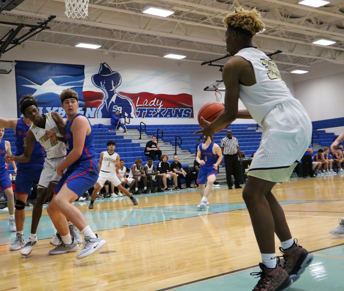 TXInvitational's tweet photo. @ConroeISD #conroeHS @GCISD #GrapevineHS 3rd Quarter: Grapevine 24, Conroe 23. Photos By: Andres Gutierrez Chavira, Betsai Zavala, Maria Palacios https://t.co/sn4XLBeUC9