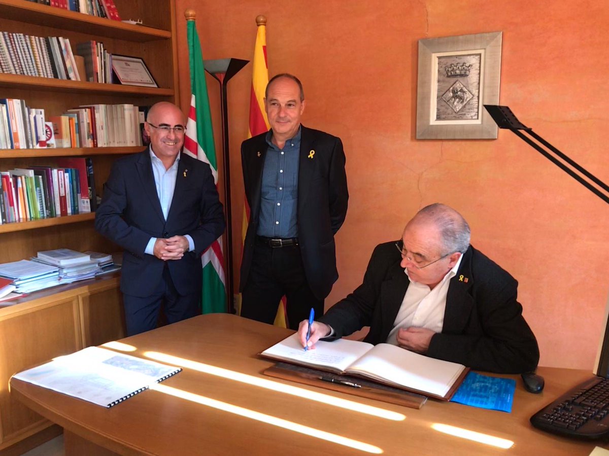 Aj_ElCatllar's tweet photo. 🔴 El conseller d’Ensenyament, @JosepBargallo, i l’alcalde del Catllar, Joan Morlà, han formalitzat avui l’acord de finançament del nou centre educatiu amb l’ús compartit com aulari d’ESO i Escola municipal d’ensenyaments musicals i d’anglès q es construirà al 2019 #ensenyament https://t.co/sJ6RmFJXcf