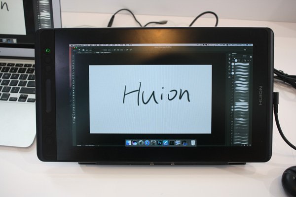 notebookitalia's tweet photo. Sono tavolette grafiche, tablet con penna o monitor? Le nuove Huion KAMVAS sono le 3 cose insieme e costano molto meno delle Wacom. Panoramica video e foto live dalla Cina https://t.co/11mmMxLhtO #huion #huionfeature @HuionTab #graphictablets #pentabletmonitor #monitor #tablet https://t.co/ZRl2wmes2H