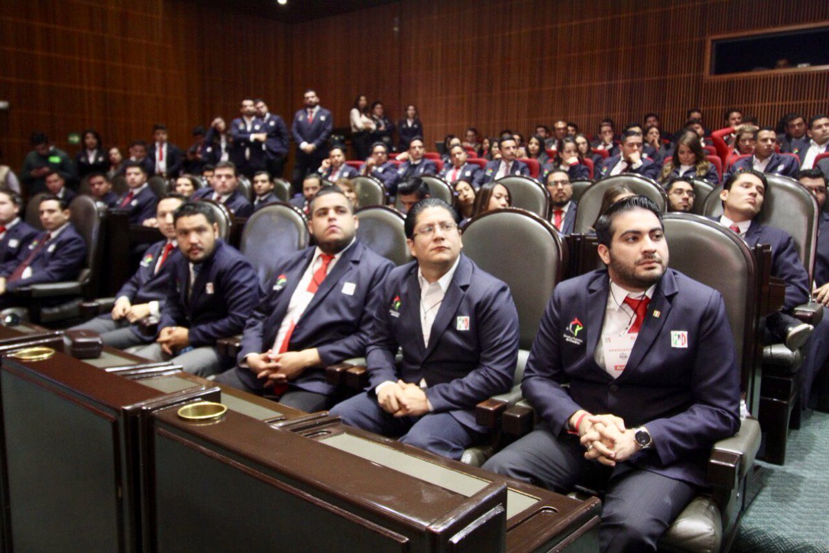 EC_IRH's tweet photo. “Hoy México necesita de sus jóvenes, demostremos que no somos más de lo común. Hagamos que nuestro talento gobierne voluntades. ¡Qué nunca más un joven priista, se sienta avergonzado de serlo! ¡Al contrario! La causa nos une.” : @NitziaGradias. 
#Graduación4GENC 👨‍🎓👩‍🎓 https://t.co/urGDvfLZcL
