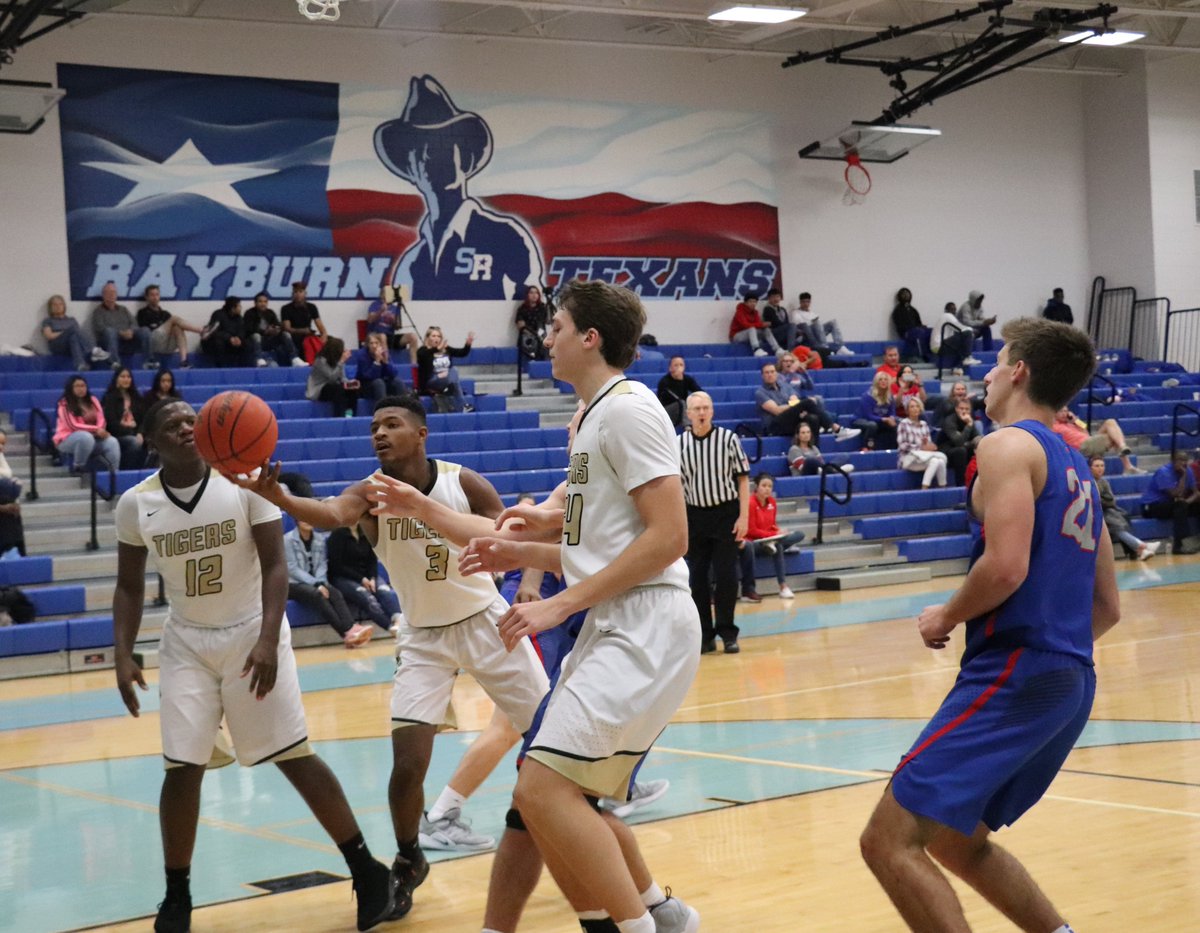 TXInvitational's tweet photo. @ConroeISD #conroeHS @GCISD #GrapevineHS Final Quarter: Grapevine 48, Conroe 47. Photos By: Andres Gutierrez Chavira, Betsai Zavala, Maria Palacios. https://t.co/OVcDt0Umaa