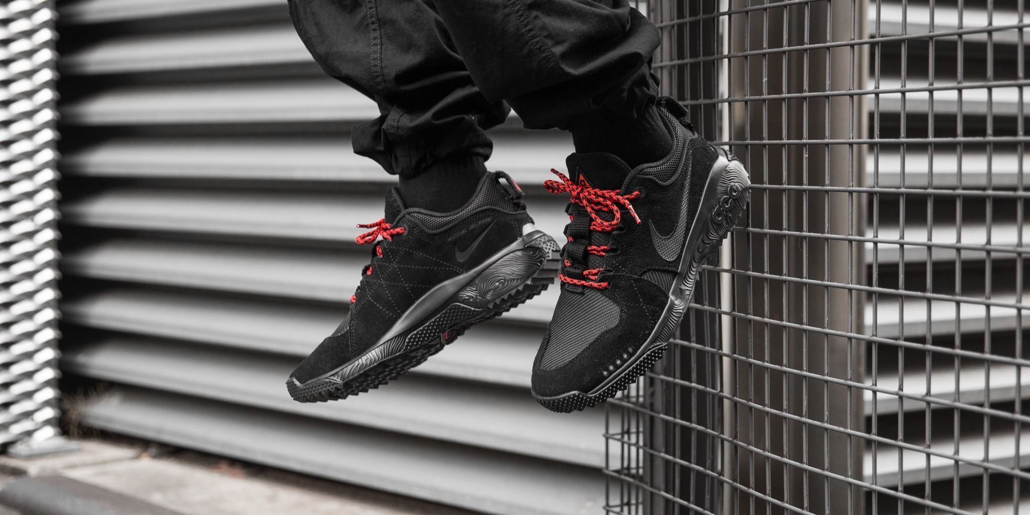 nike dog mountain black