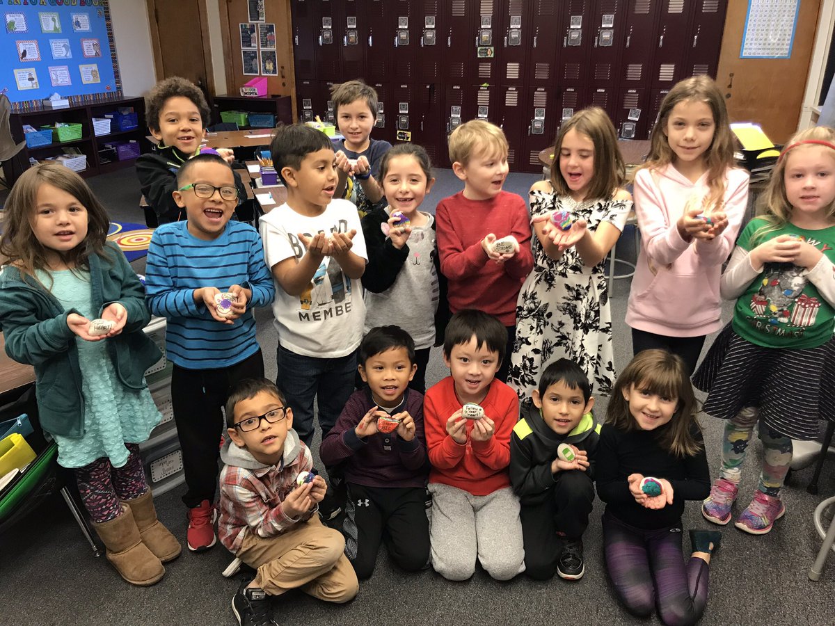 PoterekNovas1's tweet photo. We had a great time designing Kindness Rocks Wednesday morning for National Kindness Day and our kindness rock garden. #kindnessrocks @AvonNovas https://t.co/0WuuEzZ88Z