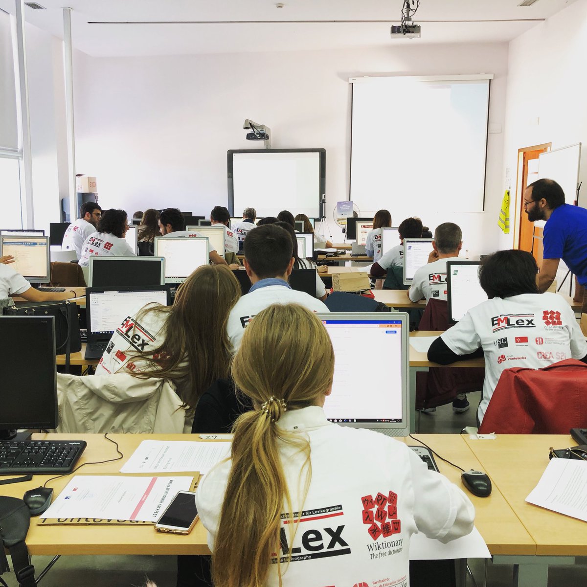 CValcrcel's tweet photo. Foi um dia incrível. Tenho organizado muita cousa mas poucas assim tão satisfatórias como o EMLex Wiktionary Hackfest. Temos que o repetir! #emlexmundus #Wiktionary #Hackfest #hackathon https://t.co/AavT3rHAnr