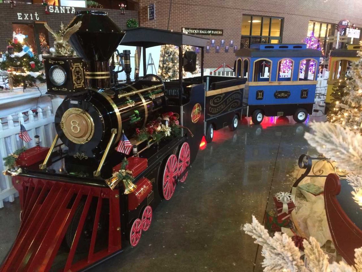 saddlecreekshop's tweet photo. All aboard! Kick off the holiday season TONIGHT at Saddle Creek North, between Chico's and J.Crew! The Polar Express starts at 6PM sharp, but all the festivities kick off at 5:30PM. Train rides, Santa, food trucks &amp; more! #choose901 #ilovememphis #memphis #holidayfun #santaclaus https://t.co/FoOf7zZm8Y