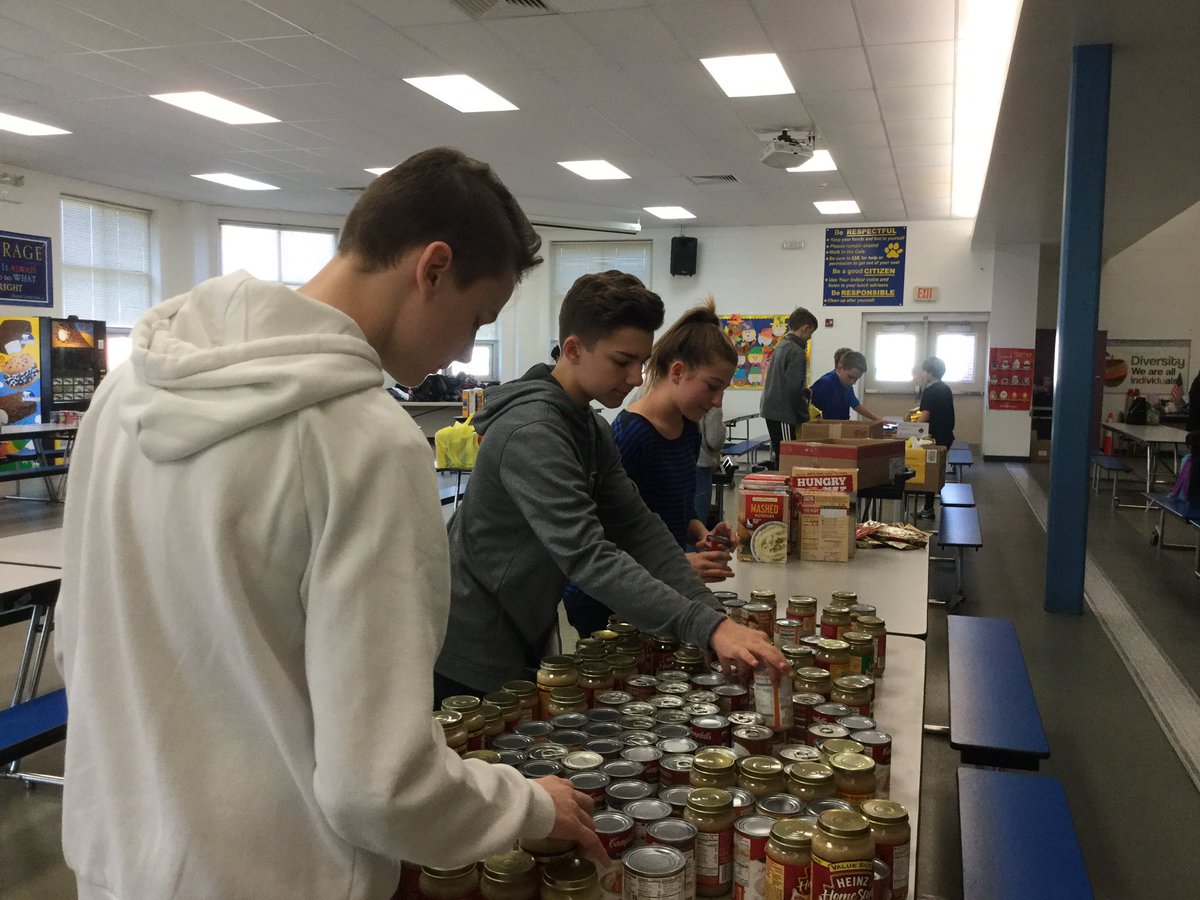 mr_galeone's tweet photo. Interact Members hard at work packing boxes for the Thanksgiving Food Drive. @BCSLions1 https://t.co/4ejQyc8ifB