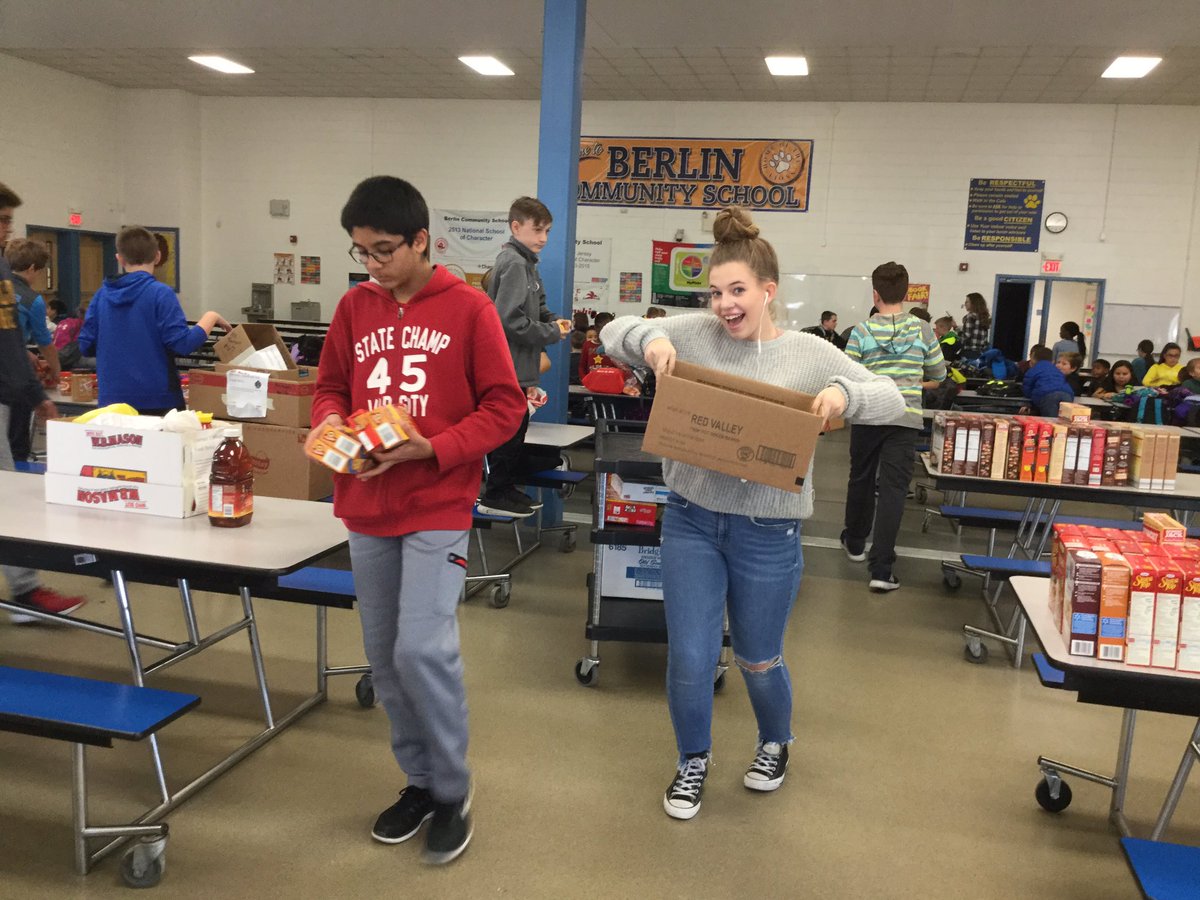 mr_galeone's tweet photo. Interact Members hard at work packing boxes for the Thanksgiving Food Drive. @BCSLions1 https://t.co/4ejQyc8ifB