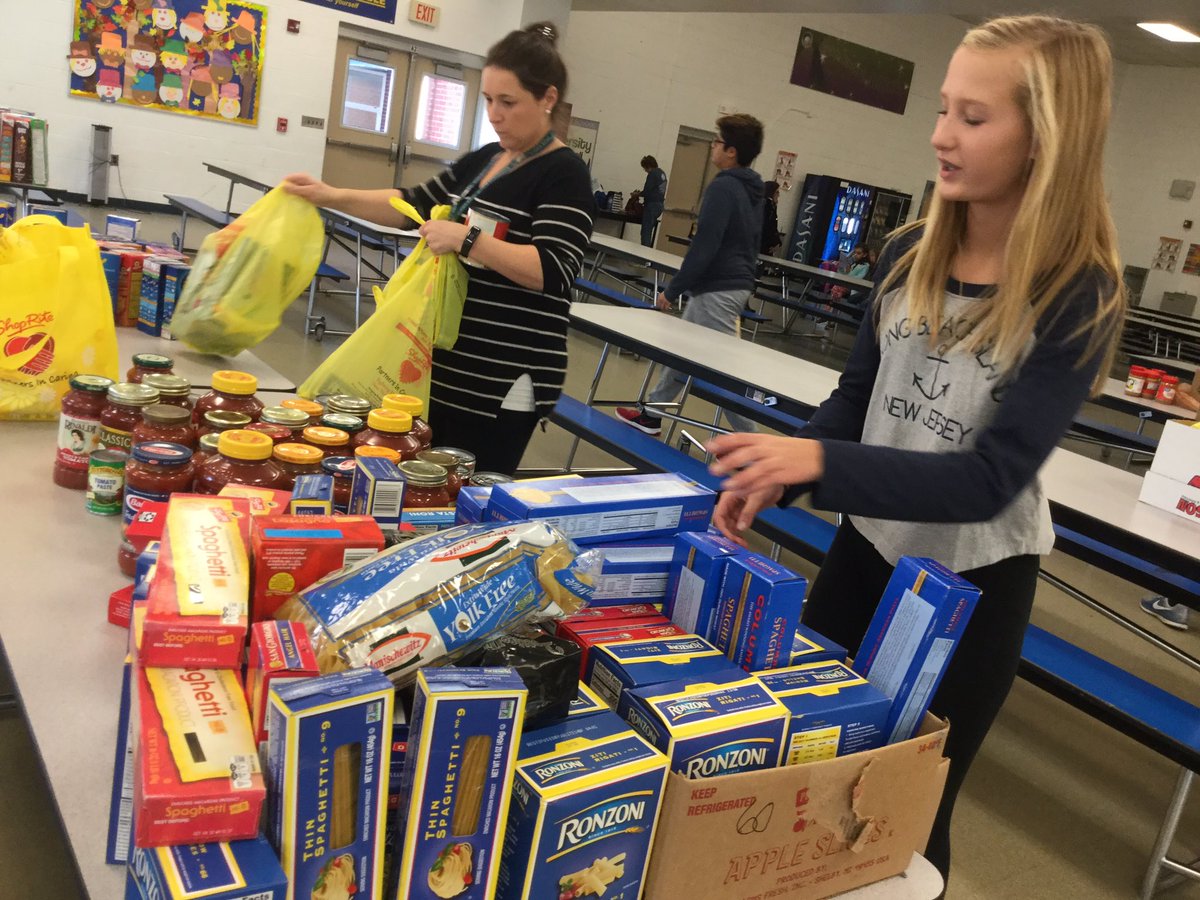 mr_galeone's tweet photo. Interact Members hard at work packing boxes for the Thanksgiving Food Drive. @BCSLions1 https://t.co/4ejQyc8ifB