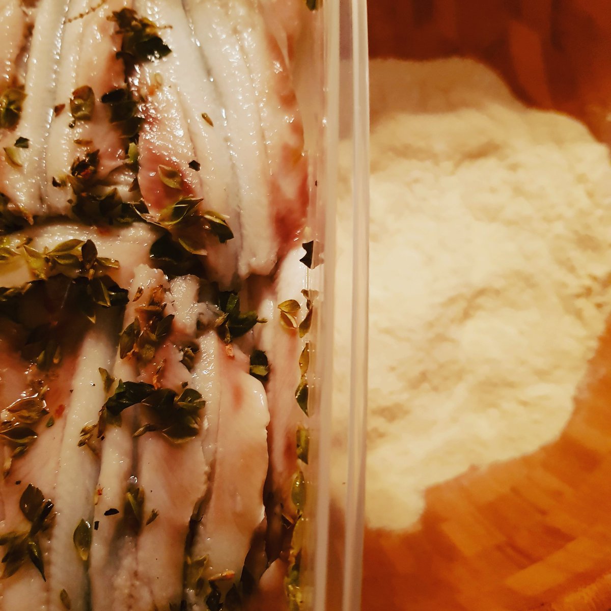 LearningCookin1's tweet photo. Esta noche boquerones fritos, vinagre de manzana, orégano de la tierra... Y a disfrutar... https://t.co/eOEd6yQT77