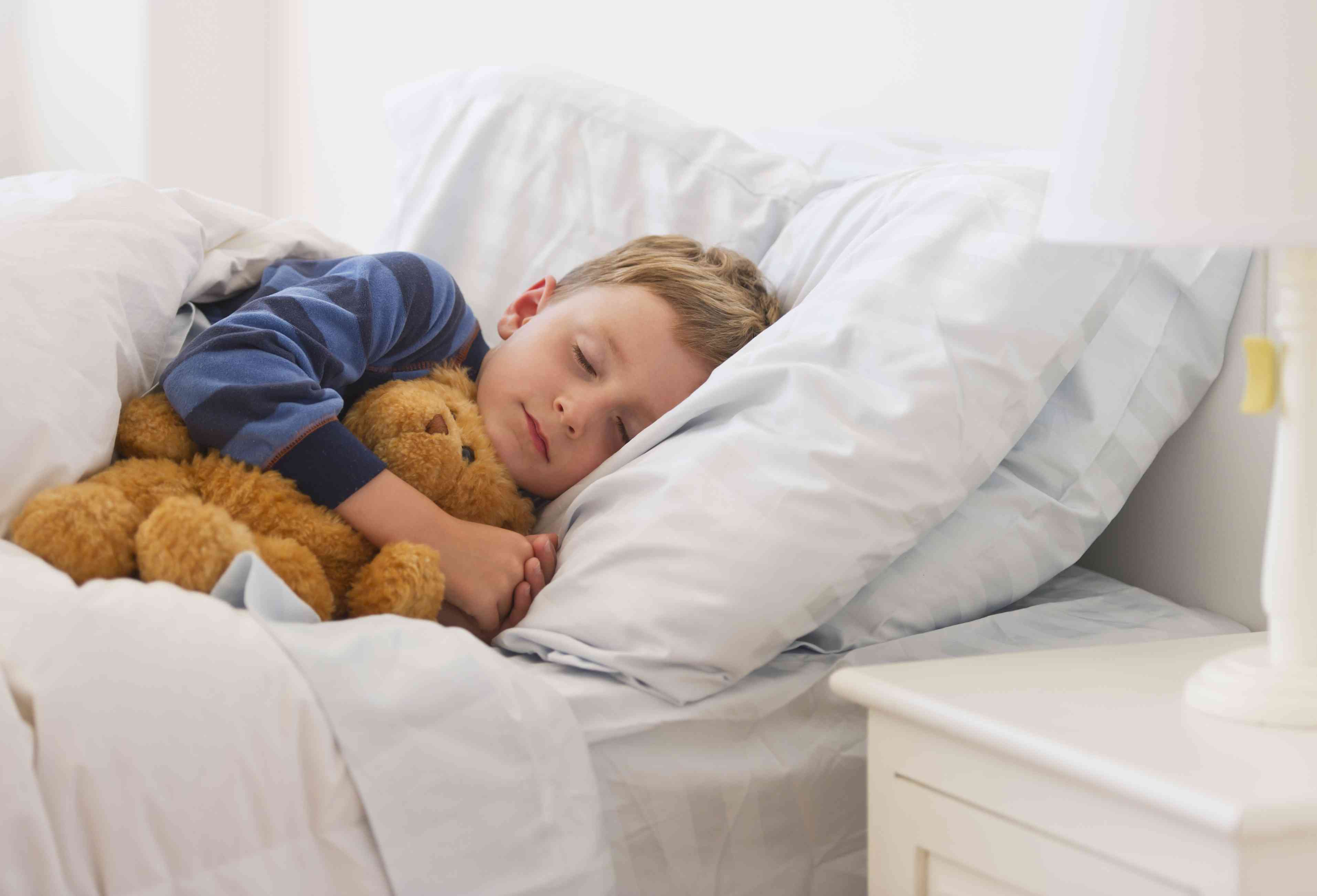 Спать игрушки одеяло. Спящий ребенок. Кровать для детей. Спящие малыши.