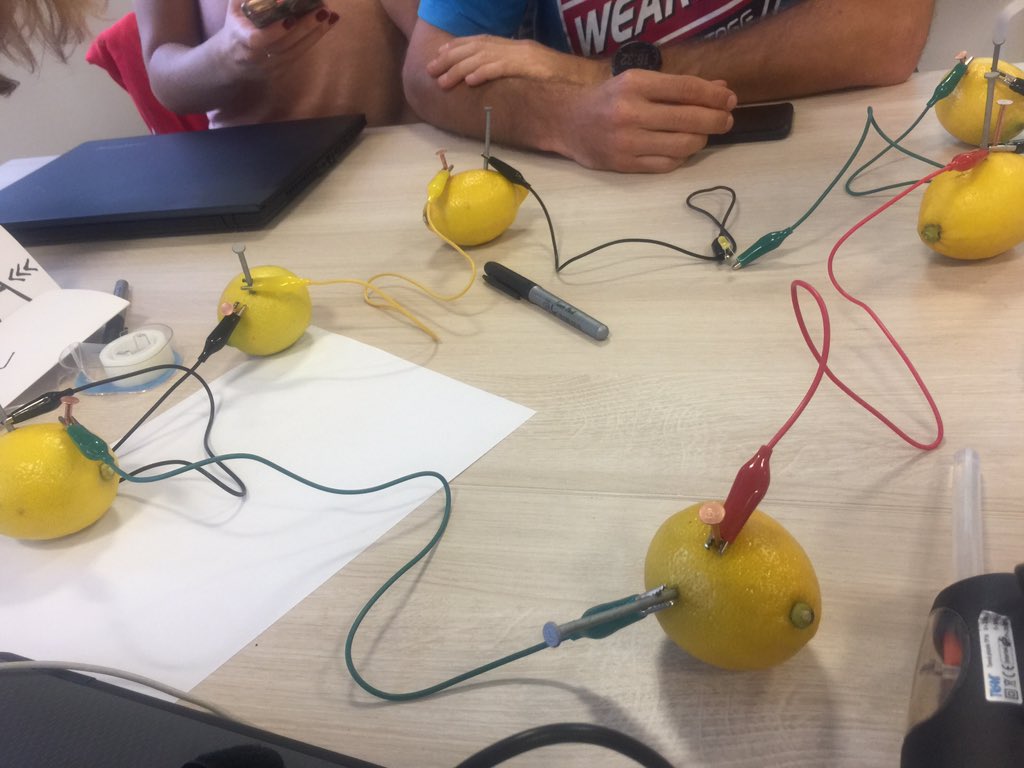 cepafuenla's tweet photo. Hacer una batería de limones y encender un LED en una tarea colaborativa entre profesores es STEM Y es muy creativo para hacerlo en el aula #Hacking_STEM @ComunidadMadrid @ctifmadrideste https://t.co/Lf6BaQqx6j