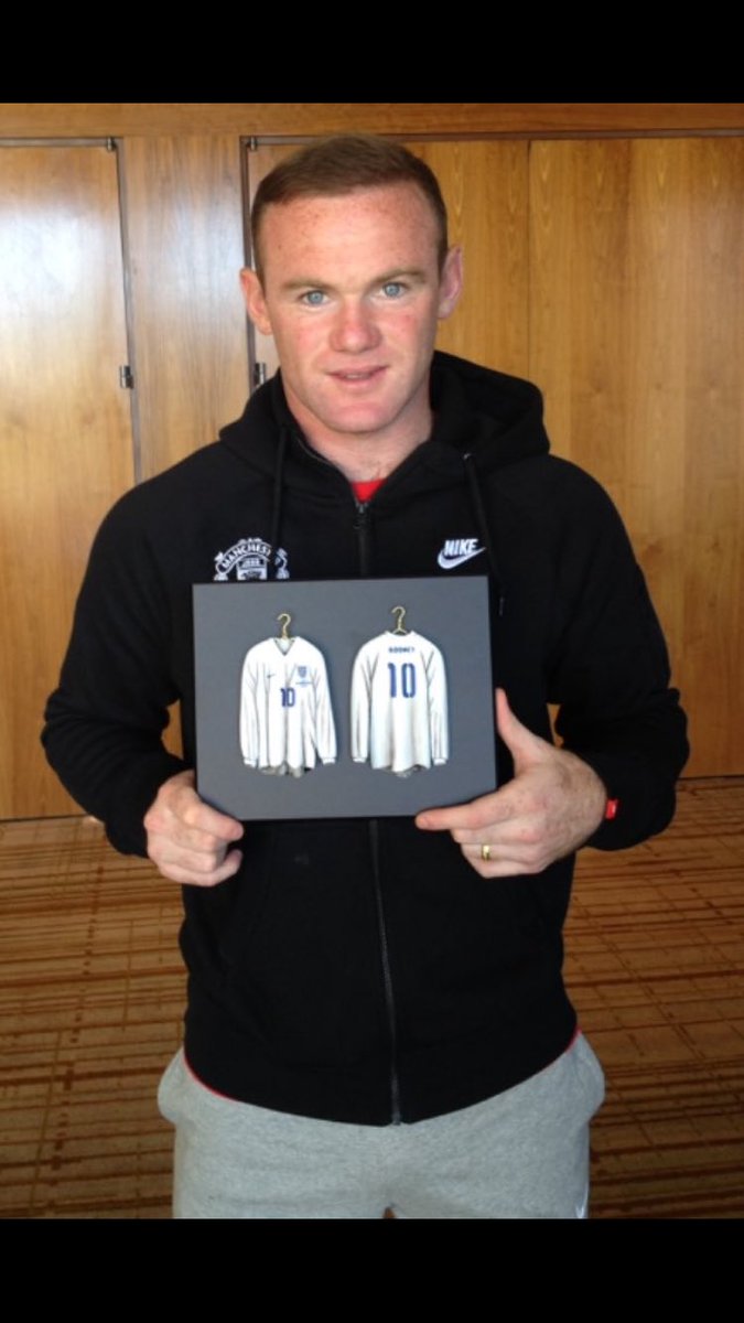 KitsOnHangers's tweet photo. @WayneRooney @ColeenRoo ..... #100THCAP @KitsOnHangers Pride Of Place In Wazza’s Trophy Room 💙 https://t.co/uEH1BzjTQI