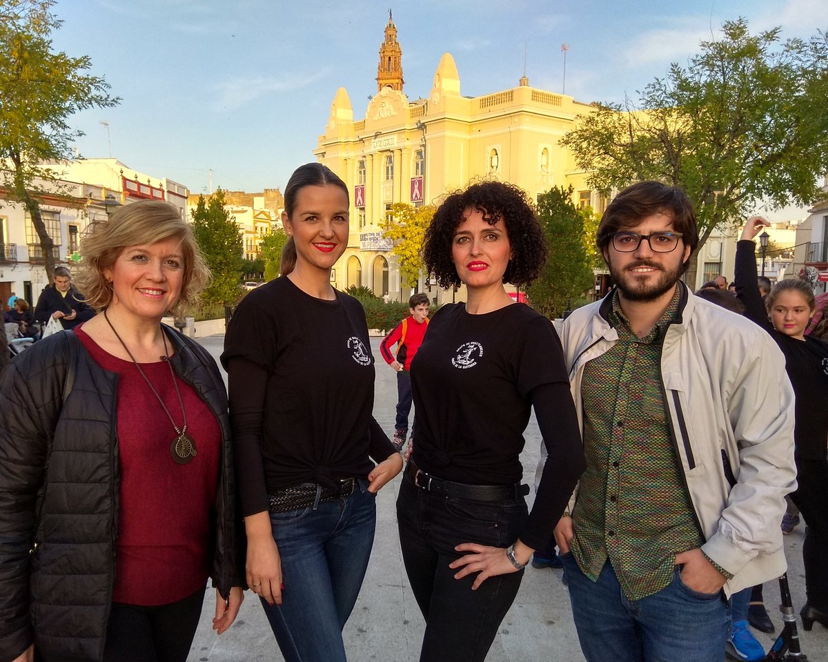 vicentegbaeza's tweet photo. APOYANDO EL FLAMENCO
Hablando de patrimonio, el flamenco es uno de los más arraigados en nuestra tierra. Hoy en el #DíadelFlamenco hemos acompañado y hasta nos han animado a participar el Grupo de baile flamenco "Amigos de la Guitarra" en este precioso #flashmoob 💃🕺👏👏👏 https://t.co/GRXyHyxnQT