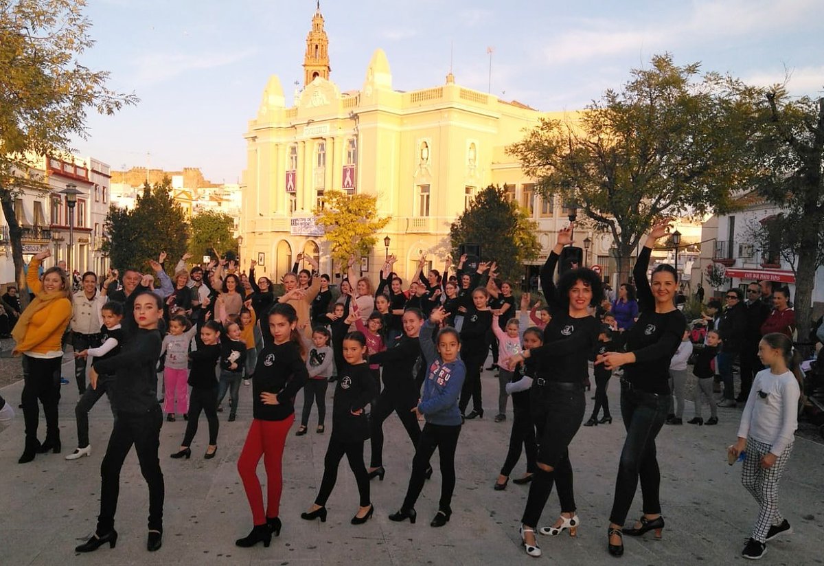 vicentegbaeza's tweet photo. APOYANDO EL FLAMENCO
Hablando de patrimonio, el flamenco es uno de los más arraigados en nuestra tierra. Hoy en el #DíadelFlamenco hemos acompañado y hasta nos han animado a participar el Grupo de baile flamenco "Amigos de la Guitarra" en este precioso #flashmoob 💃🕺👏👏👏 https://t.co/GRXyHyxnQT