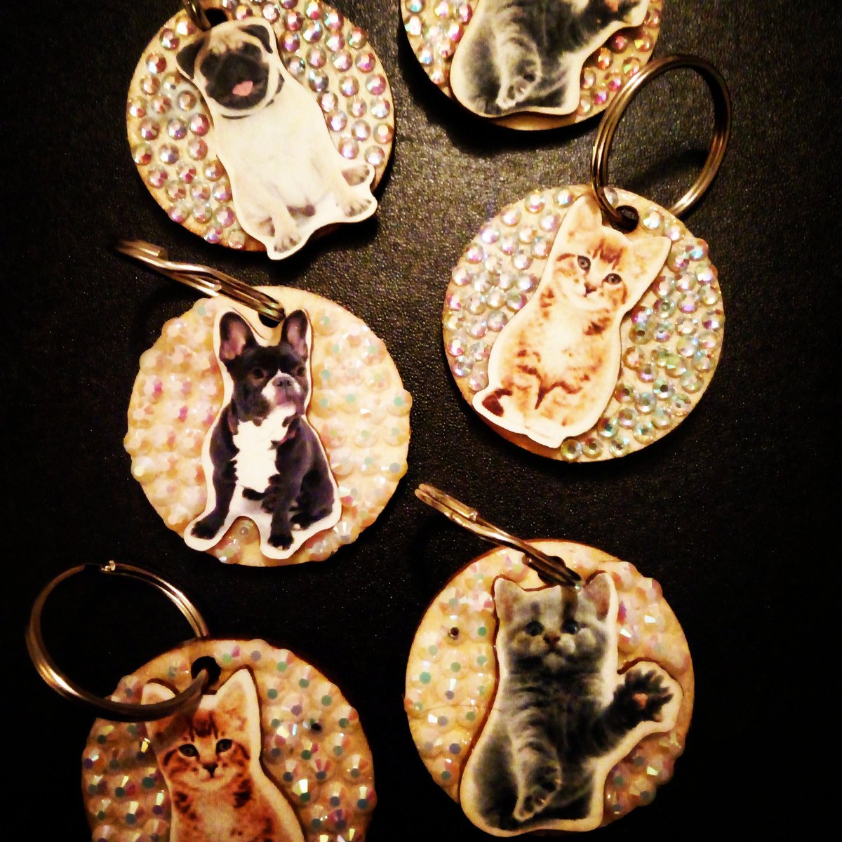 LeopardVintage's tweet photo. A bit of creative therapy to get me in the mood for our handmade fair on Dec 8th, just to get into the spirit of things!
#handmadefairs 
#stallsavailable
#craftlife
#lovewhatyoudo
#handmadeoxfordshire https://t.co/gpks6sQnFZ