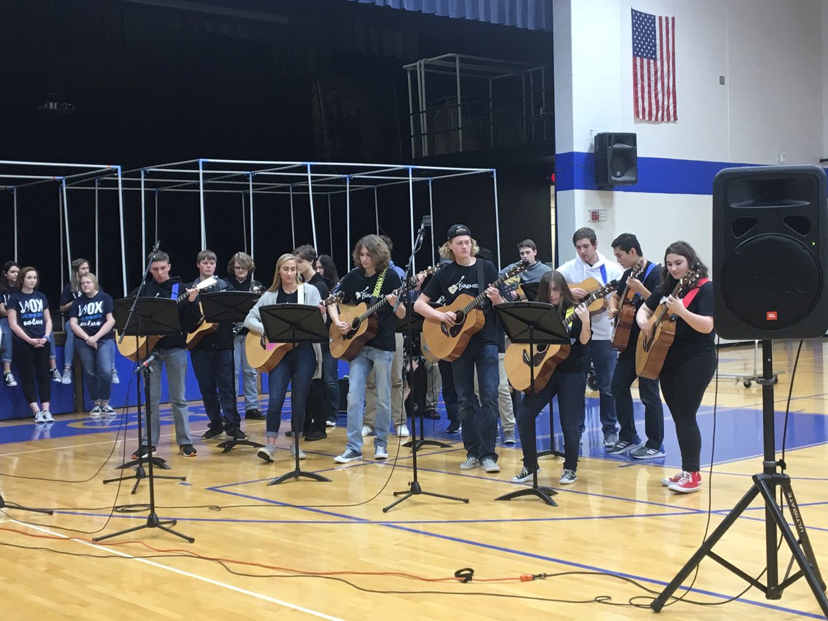 CrestviewMiddle's tweet image. Thanks to the @LHSLancerPrin for sharing your amazingly talented students from guitar, choir, band and orchestra with our 8th graders today.  #CMSLearns