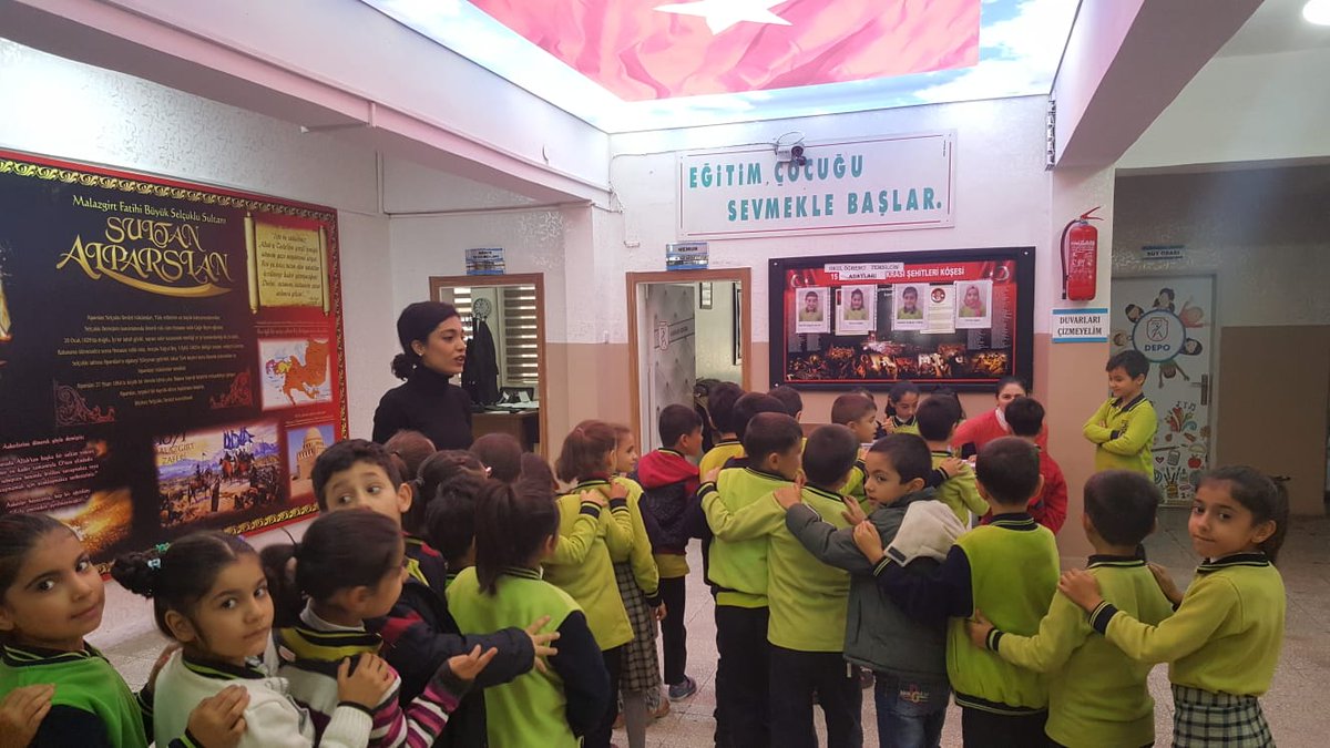 Okulumuzda yapılan okul başkanı seçimleri gerçek seçimleri aratmadı. Kıyasıya yarışan adaylar okulda renkli ve heyecanlı anlar yaşattı. Miniklerimizin heyecanına Siirtimizin dünyaya açılan tek ulusal kanalı <a href="/kanal_56/">Kanal56 TV</a> da ortak oldu. kanal56.net/alpaslan-ilkok…