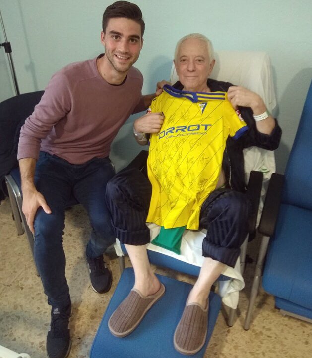 Nuestro amigo Narciso ya se encuentra mucho mejor!!!
Me dice que en cuanto pueda vuelve a ir al Carranza, un verdadero campeón!!!😃🔝👏🏽