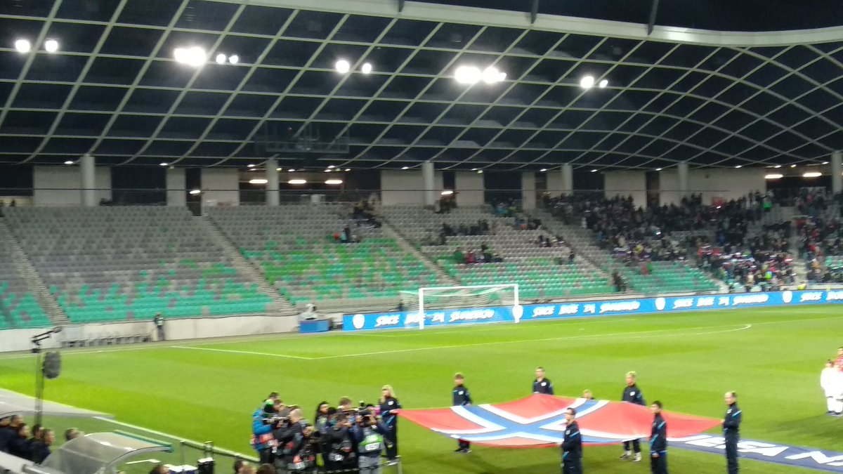duledoz's tweet photo. Najboljši obisk Stožic v reprezentančnem letu 2018. Klubi so dobili vstopnice. Za primer @NS_Ivancna je pripeljala 200 navijačev.

Jug po kazni spet odprt, a sever ostaja prazen. Nikjer organiziranih navijaških skupin ... #SrceBije https://t.co/GlVjPHoYwC