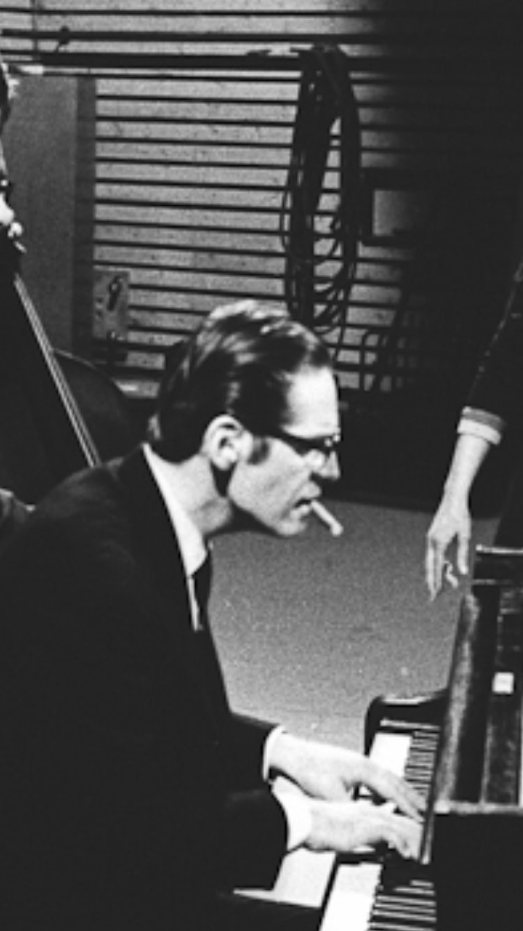 Inu Machine ピアノがバリ上手くてジャズに造詣が深くて論理的で己の哲学をしっかり持っていて 渋くて超絶かっこいい人 Bill Evans 俺は ビル兄 びるにぃ と呼んでいる 文句あるか T Co O4sem7rgl2 Twitter