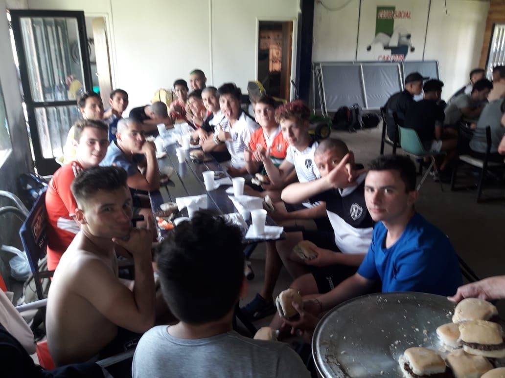 Y arranco nomas la gira de juveniles 2018!!!Compartimos imágenes 🙌🏻🙌🏻🙌🏻 #LaCarlota #juveniles #Aguantelospibes 💪🏻💪🏻 #Gira2018⚪️⚫️⚪️