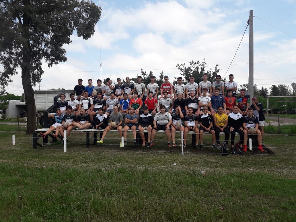 FlorestaRugby's tweet photo. Y arranco nomas la gira de juveniles 2018!!!Compartimos imágenes 🙌🏻🙌🏻🙌🏻 #LaCarlota #juveniles #Aguantelospibes 💪🏻💪🏻 #Gira2018⚪️⚫️⚪️ https://t.co/kGw4PiTgsJ
