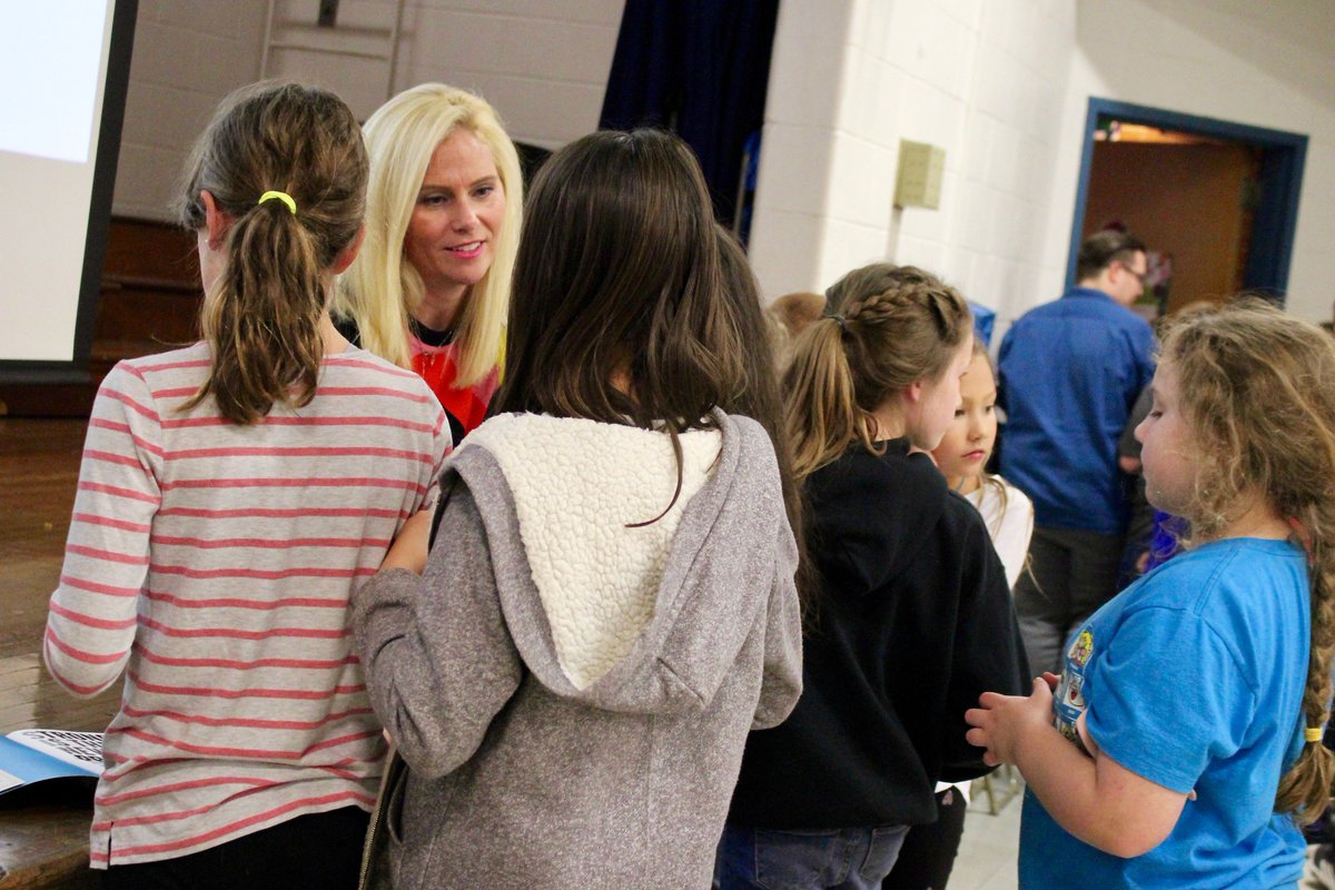 UA_Schools's tweet photo. @WindermereElem welcomes @ktparkerphoto, the inspiration for their latest #WhatMakesMeME project, and a few of their talented photographers for the project from @ua_highschool! An amazing message of strength in individuality for our students! #ServeLeadSucceed https://t.co/sQb5fEjKjk