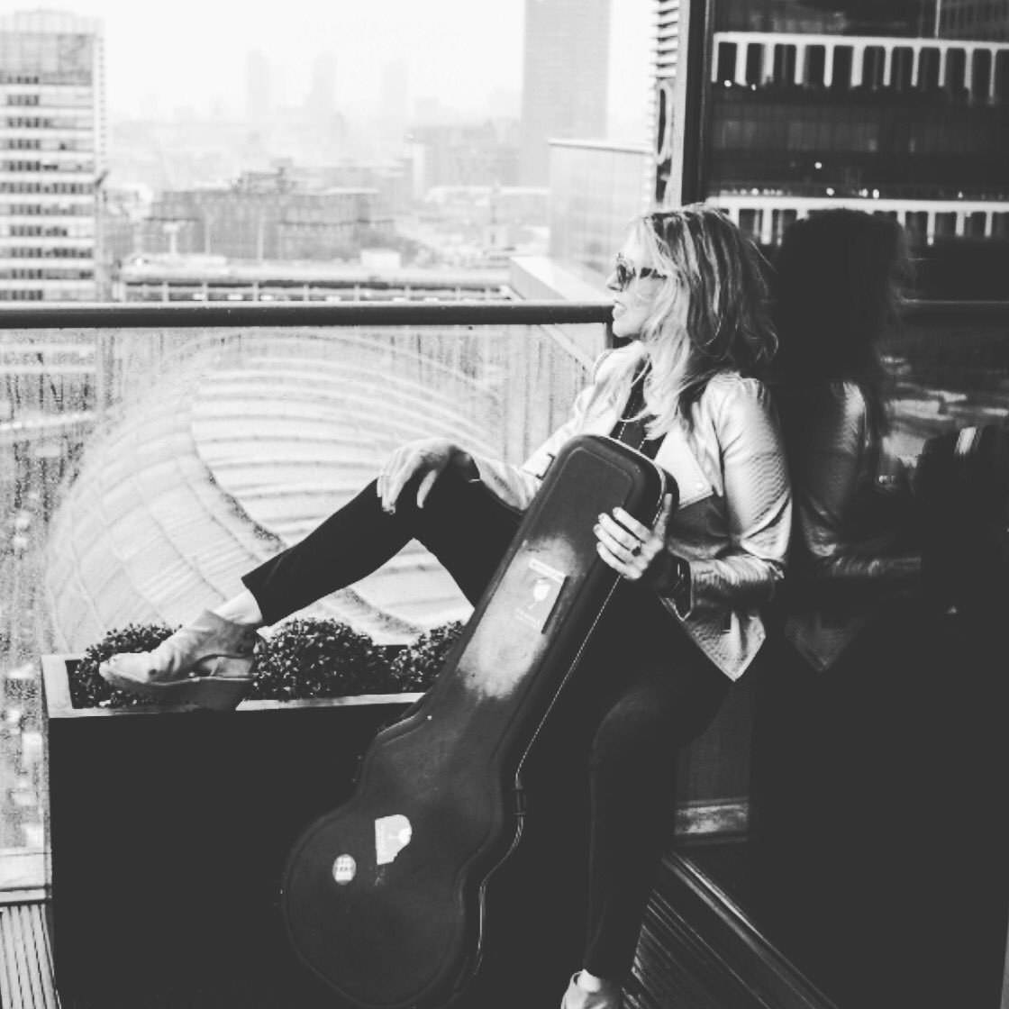 catdailmusic's tweet photo. Lookin 2the #weekend ... #WorldView #London #FightforLove #worldtour #UKtour #indietour #tourstop #touringmusician #indie #musicfirst #gotmyownback #guitarcase #waterloostation #penthouseview #meditation #inspiration #blackandwhite #photocredit @bartoszbrankaphotographer https://t.co/bjTNsmhRbY