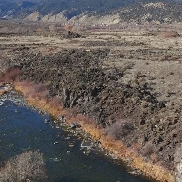 9NEWS's tweet image. The magma flow from the Dotsero volcano cuts across I-70 and goes toward the Eagle River. Here, you can see the volcanic rock left behind after the eruption. #9Neighborhoods #Dotsero #EagleCounty #Colorado #volcano #dronephotography #dronephotograph #sci… ift.tt/2FtH9vf