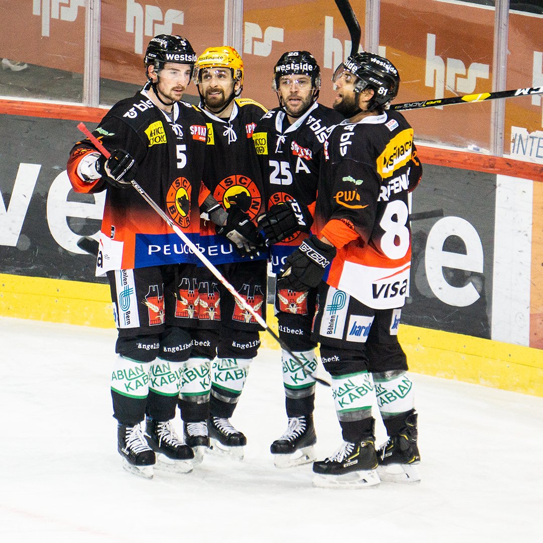 scbern_news's tweet photo. 2:2 nach 40 Minuten. @aebbett konnte in der 28. Spielminute zur 2:1 Führung einnetzen, doch @HCAP1937 antwortete kurz vor Ende des Mitteldrittels mit dem Ausgleich durch Bryan Lerg in der 39. Spielminute. Das verspricht ein spannendes Schlussdrittel!! #bärnrockt #SCBHCAP https://t.co/8b8xhwRq1Y