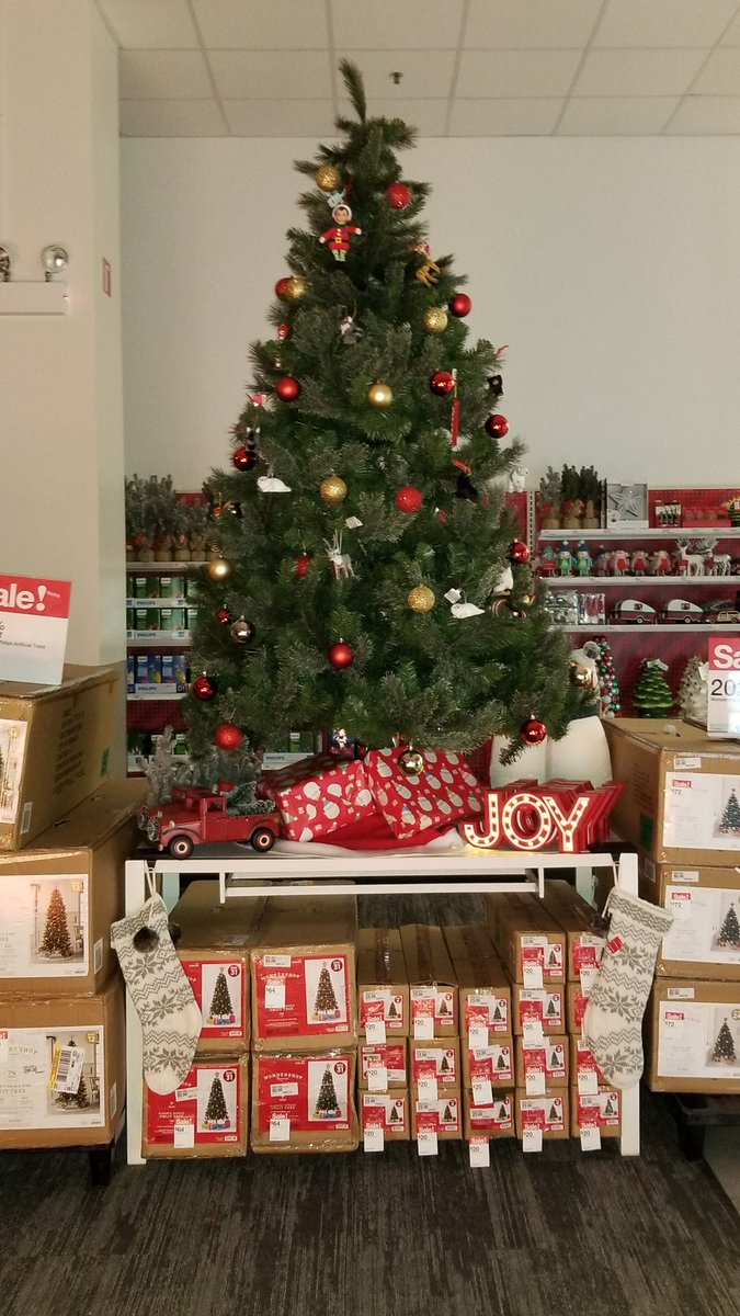 targetmat's tweet photo. We might be small but we know how to make a big impact. 3221 is ready for #HolidayDomination. So excited to help our guests get prepared for the season. #Target #Christmas #T3221 #LincolnPark #Holidays https://t.co/agyevQgBy7