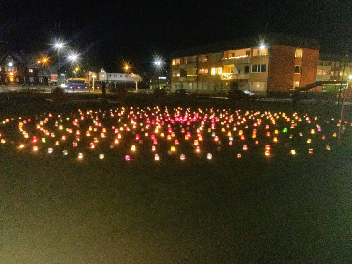 Vannaskommun's tweet photo. Magiskt i Oscarsparken när Vännäs förskolebarn lyser upp i novembermörkret.#ljushelgivännäs https://t.co/8v1kh57uEk