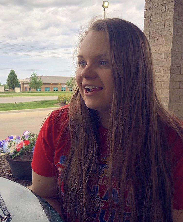 abbeyyouk's tweet photo. EVERYONE STOP WHAT YOU ARE DOING!!!!! And look at how STUNNING this girl is🥰😍😇 LOOK AT THAT!!! HOW IS THAT POSSIBLE TO BE SO DANG PRETTY! https://t.co/zF1ExHPmes