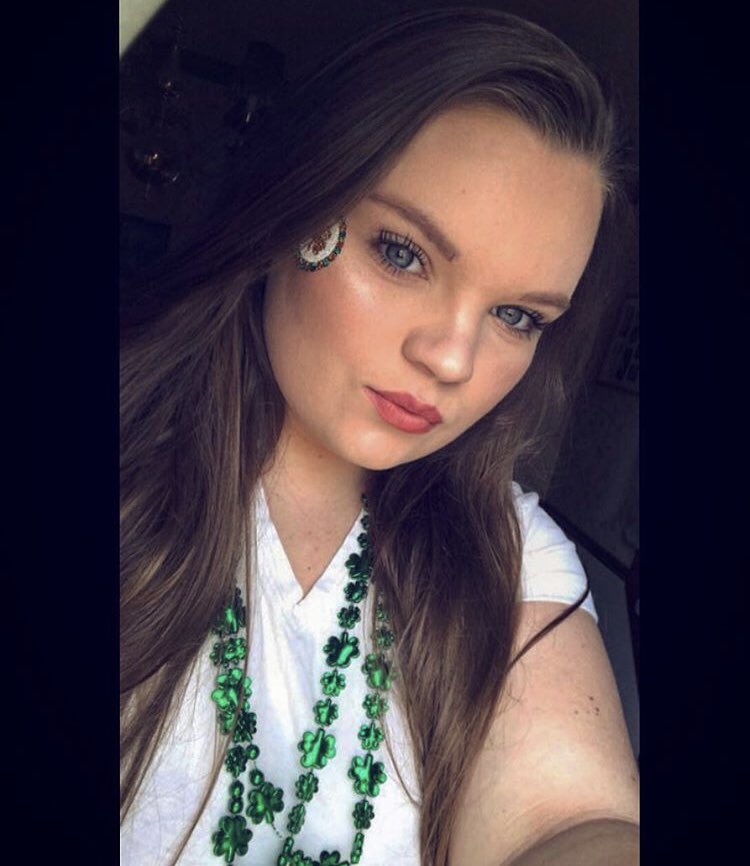 abbeyyouk's tweet photo. EVERYONE STOP WHAT YOU ARE DOING!!!!! And look at how STUNNING this girl is🥰😍😇 LOOK AT THAT!!! HOW IS THAT POSSIBLE TO BE SO DANG PRETTY! https://t.co/zF1ExHPmes
