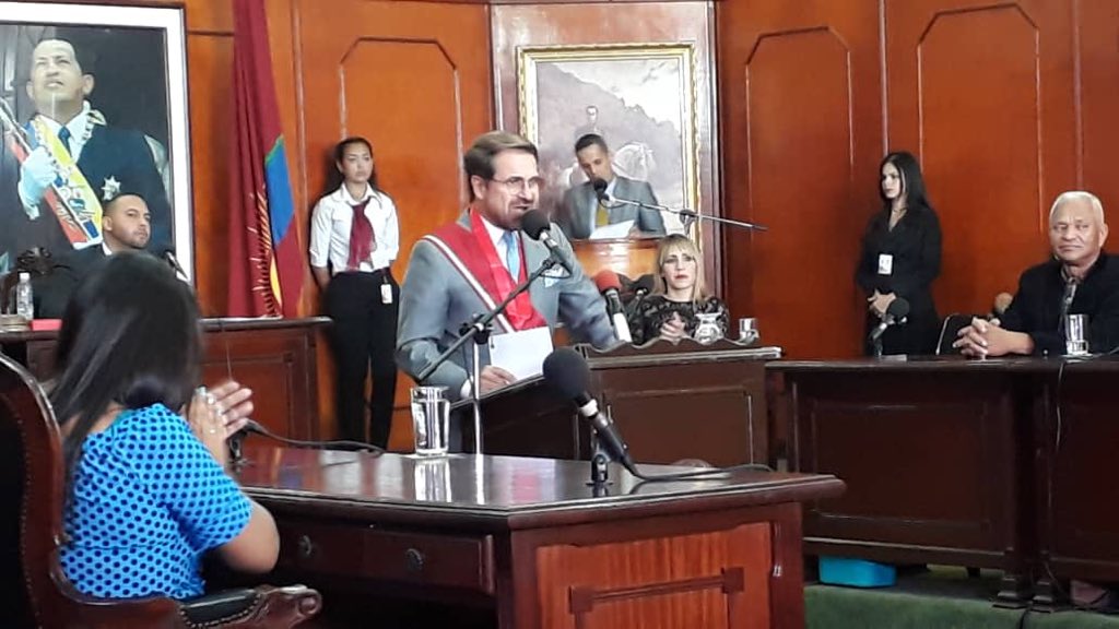 Jesusantanderl's tweet photo. #16nov Hoy nuestro Gob @rafaellacava10 presentó ante el @clecarabobo el Presupuesto 2019 cumpliendo sus compromisos de Ley, un presupuesto que garantiza el Cambio que se ha venido haciendo en #Carabobo https://t.co/rcaKHFmmmu