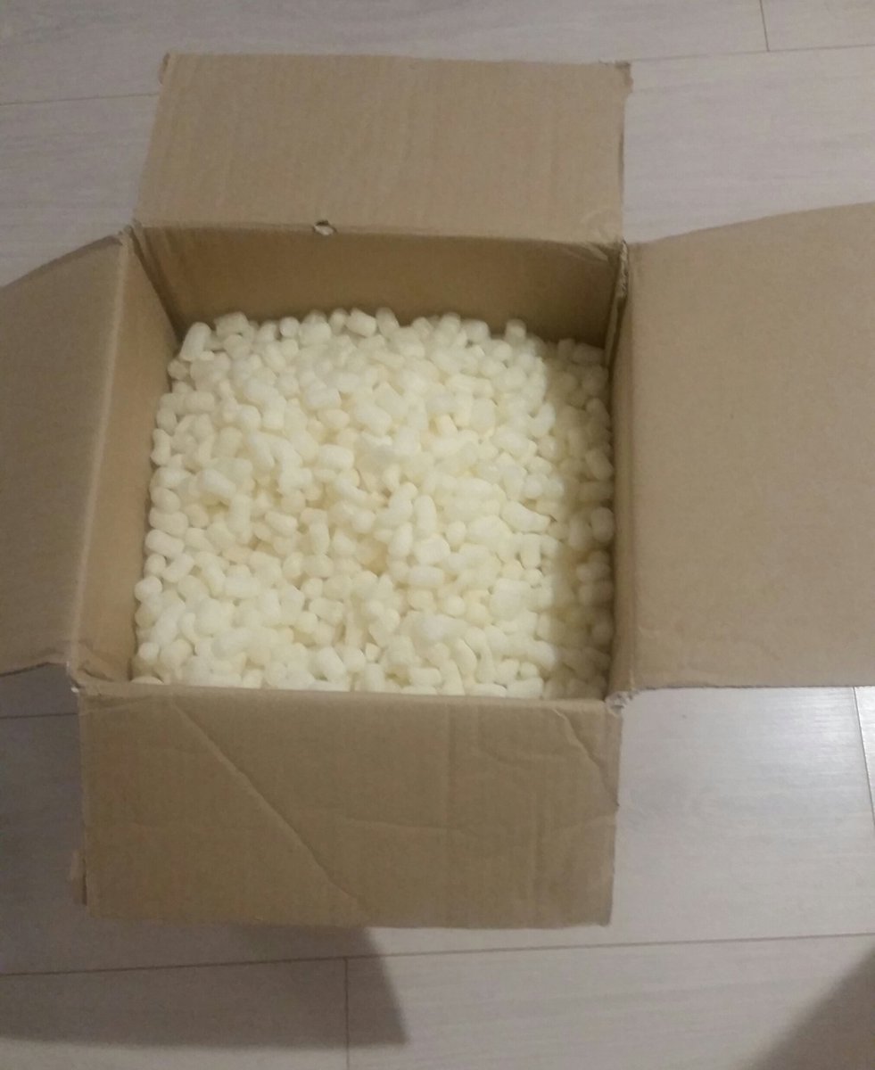 PabBout's tweet photo. #zerodechet # cosmétiquesbio J'ai acheté un lot de cosmétiques bio et écolos. Impeccable sauf l'emballage. Voici mon carton une fois que je l'ai "vidé"! J'ai gagné un carton rempli de polystyrène! https://t.co/ViKrH4guMB