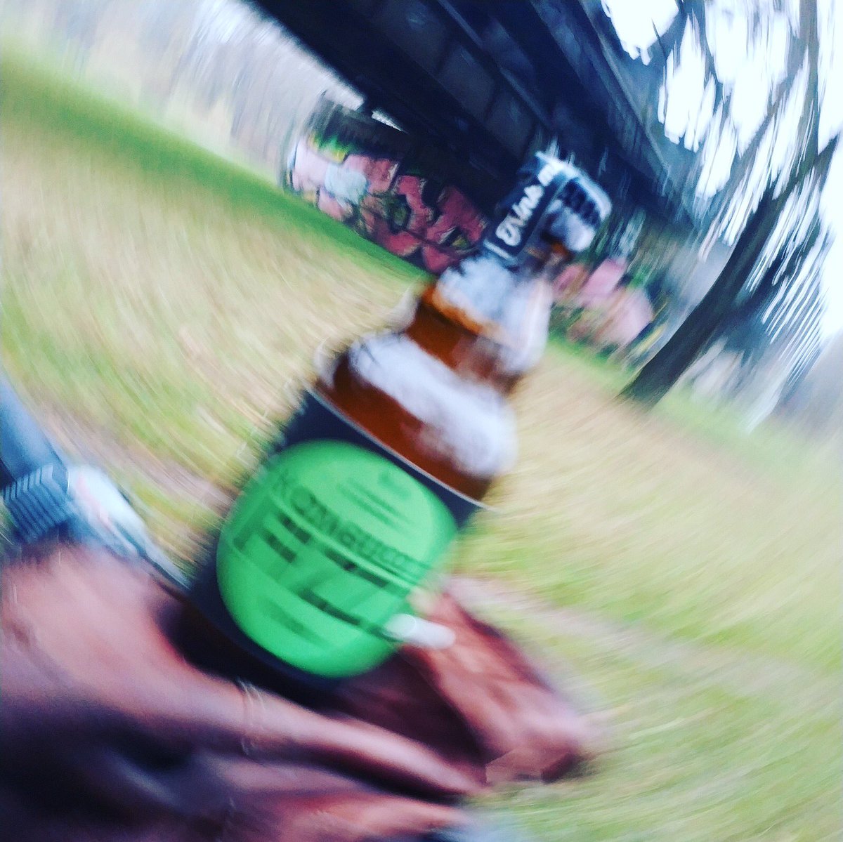 Wie kommt ihr in die Arbeit? Powered by <a href="/kombucofizz/">Kombuco Fizz</a> Kombucha radeln wir an der Isar entlang am Stau vorbei 🚀🚴‍♂️🚴🏻‍♀️ #KombuCo #kombucofizz #fahrradanstattauto #co2neutral #kombucharevolution #jointheevolution #poweredbykombucha #genießerfahrenfahrrad