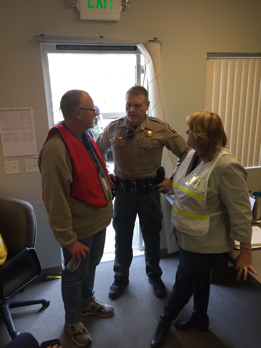 ButteSheriff's tweet photo. Sheriff Honea made a quick stop at the EOC in Oroville today to let everyone there know what a great job they're doing. 
#ButteSheriff #CampFire https://t.co/XtXlFhxYbU
