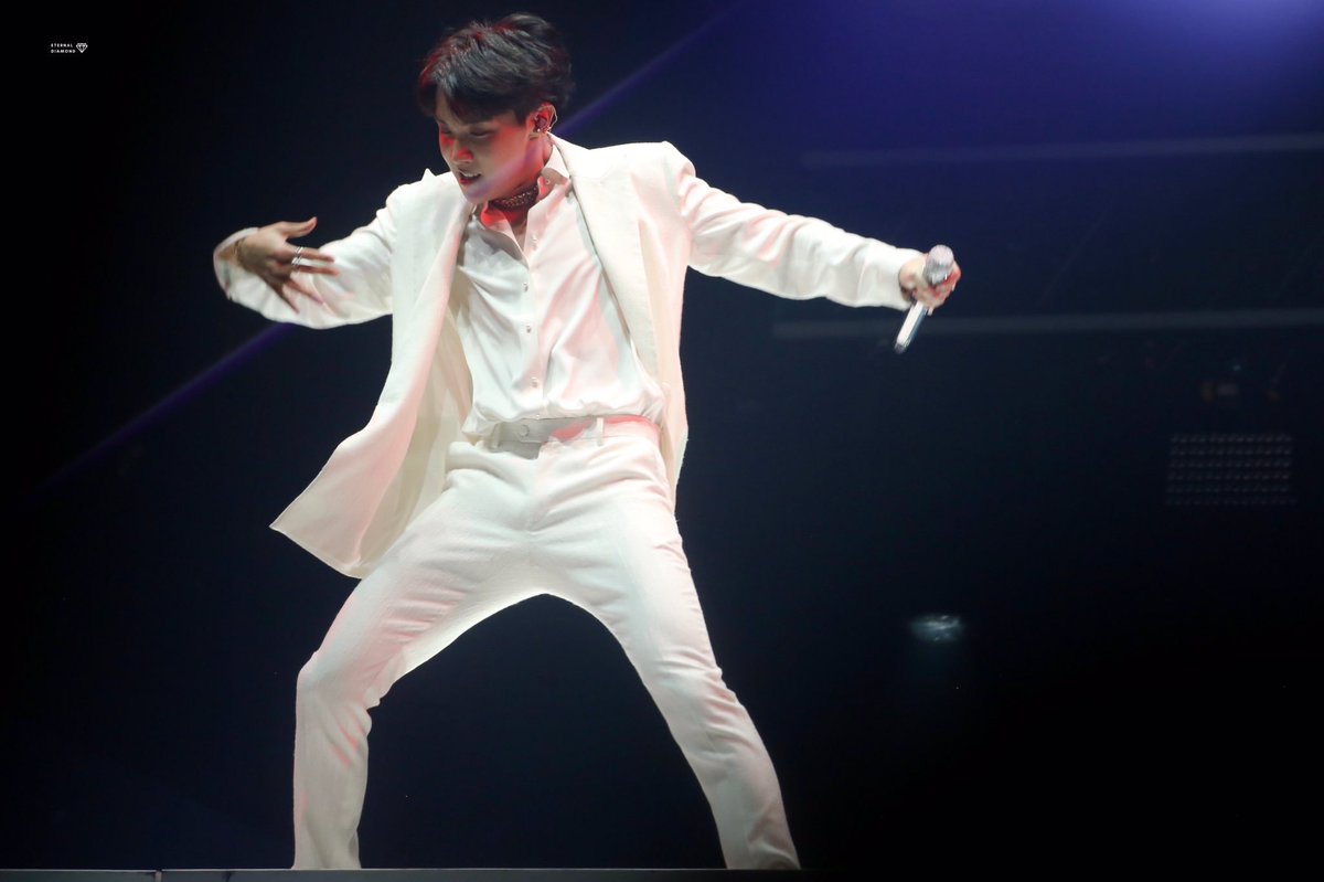 JHope UK🇬🇧 a Twitter "His Just Dance outfit is so cool