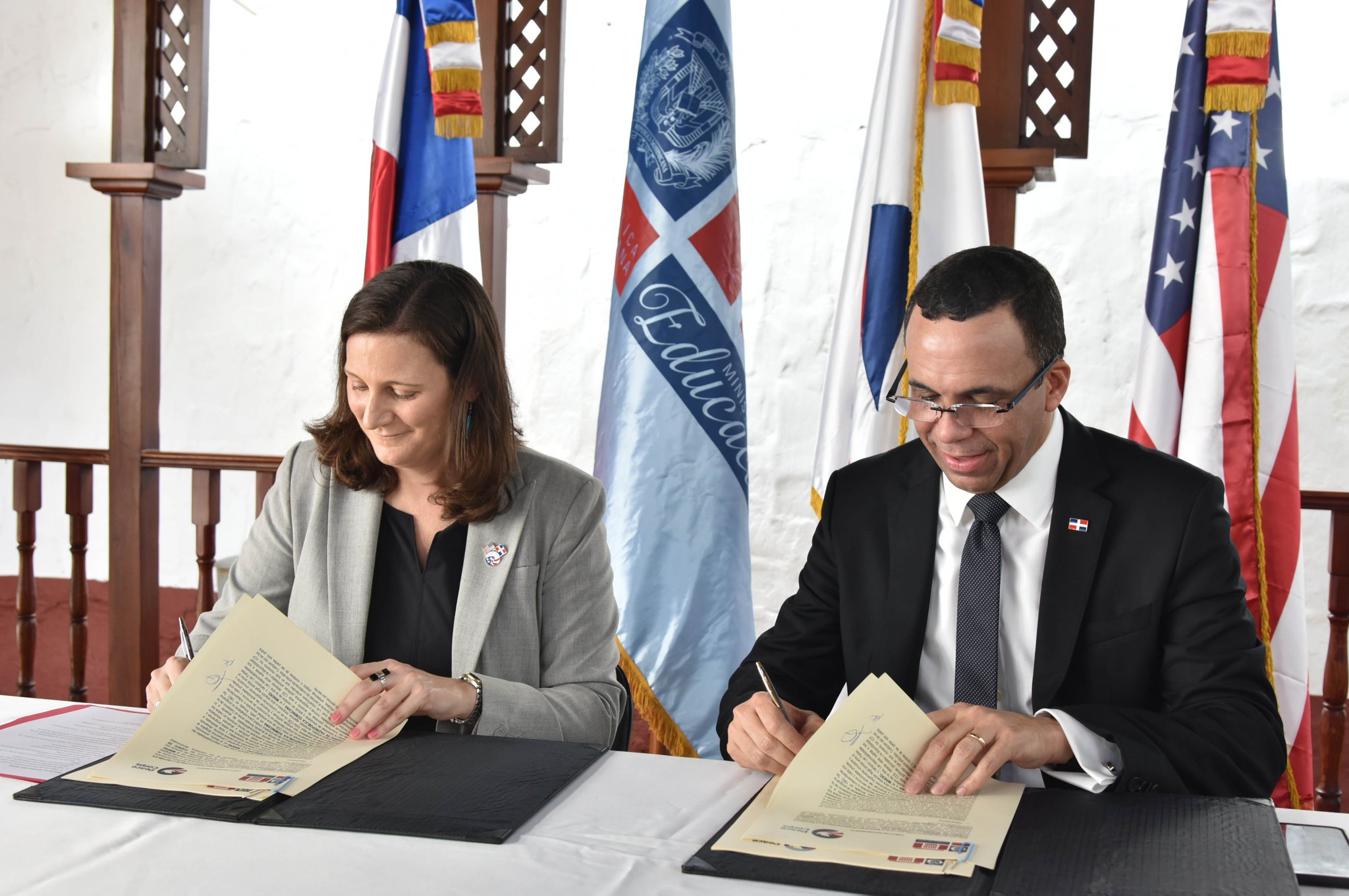 Ministro de EducaciÃ³n, AndrÃ©s Navarro y Kristin Kaper firman acuerdo para llevar voluntarios a las escuelas