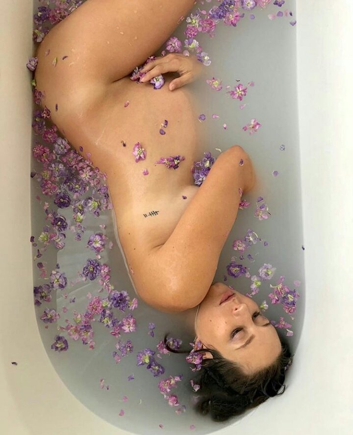 riselcwis's tweet photo. look at her she looks so beautiful wow https://t.co/FzPR1gL9ea