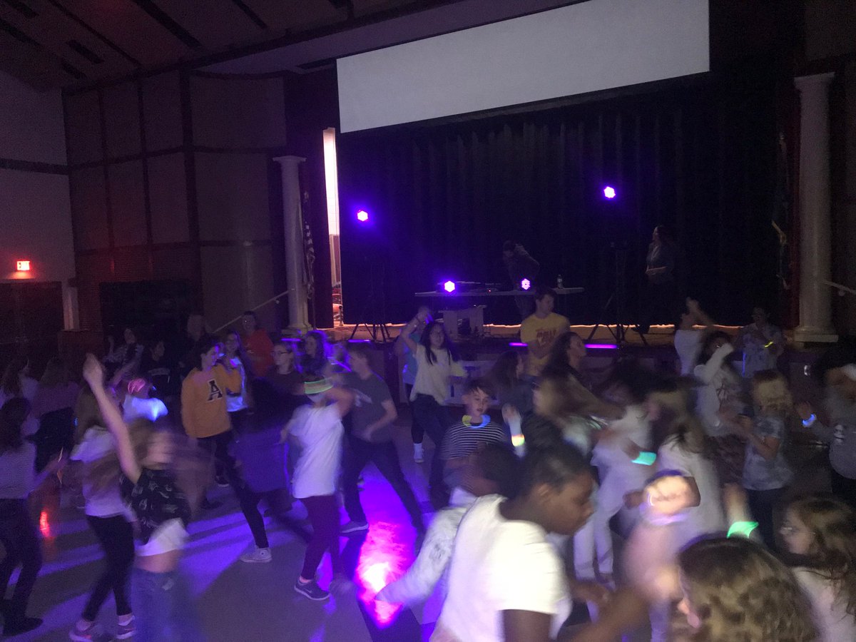 HMSStuCo's tweet photo. 5th/6th Glow dance is underway!! 7th/8th better bring the party at 5pm! #FTK #hpsdawesome https://t.co/m8tsnb9BAe