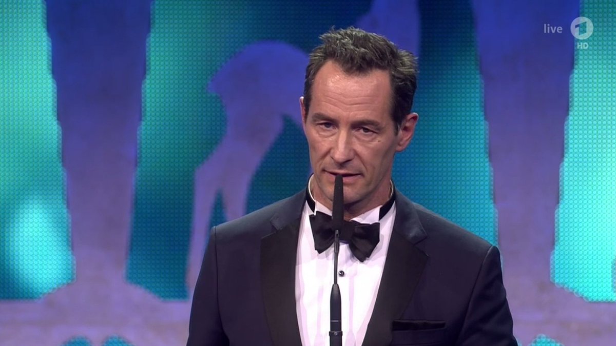 DasErste's tweet photo. "Die Natur schreit um Hilfe, aber wir hören nicht zu. Gerade hier in Deutschland, dem Heimatland der Innovation, entwickeln wir weiter Verbrennungsmotoren – und das im Jahr 2018." Sebastian Copeland, Preisträger des #Bambi2018 in der Kategorie "Unsere Erde" https://t.co/byK0vszz7a